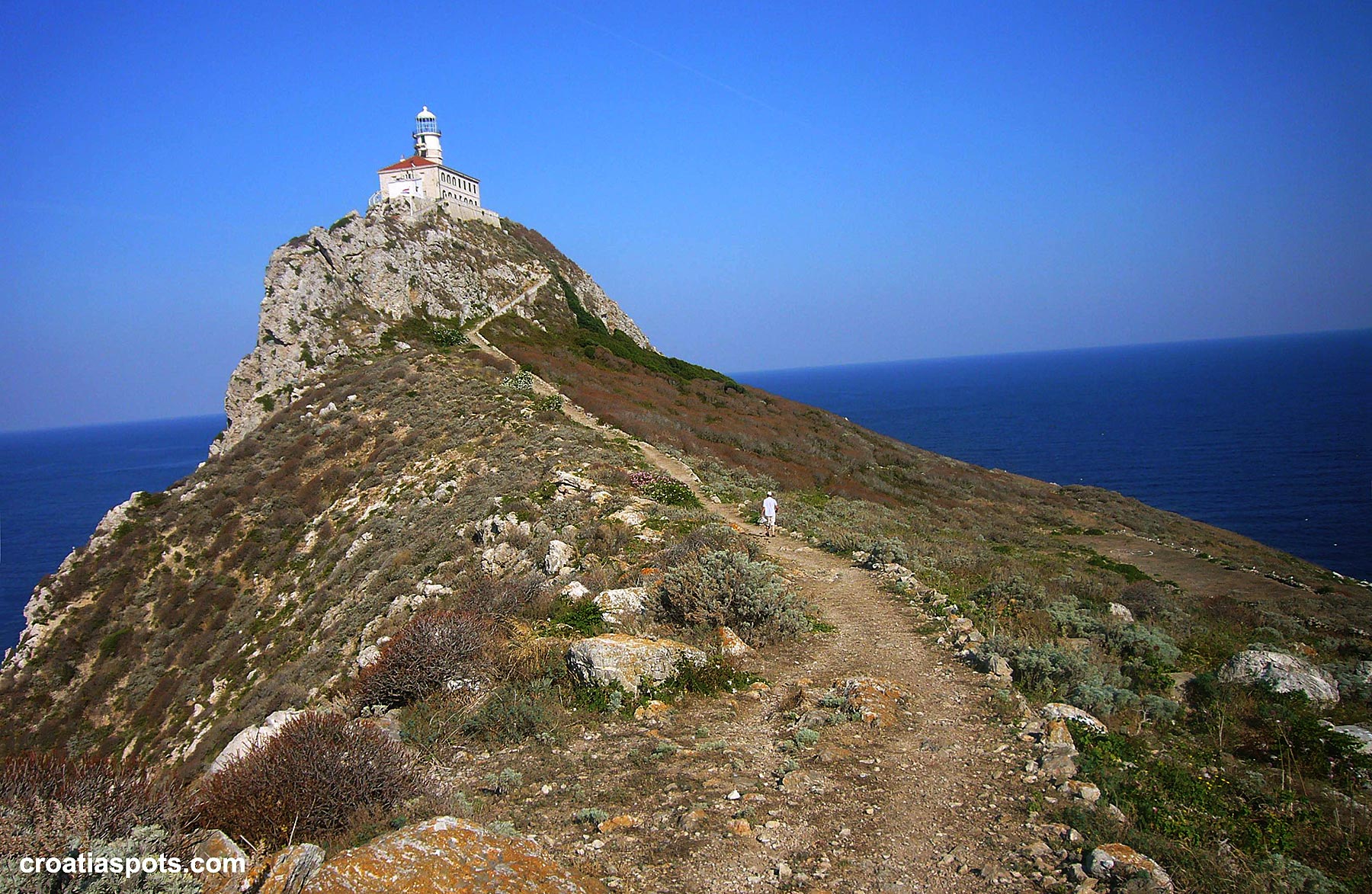 Trail to Palagruža Lighthouse